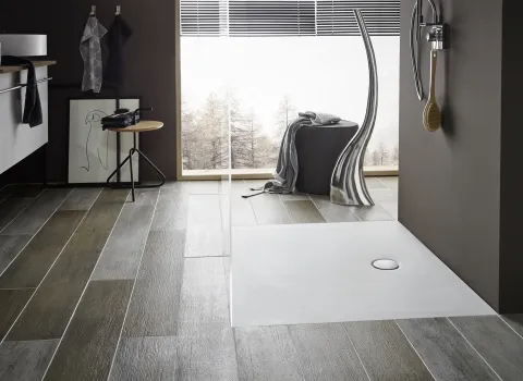 Wohnliches Badezimmer mit bodenebener Duschfläche von Mauersberger.