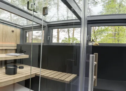 Hochwertige Sauna unter Glasdach.