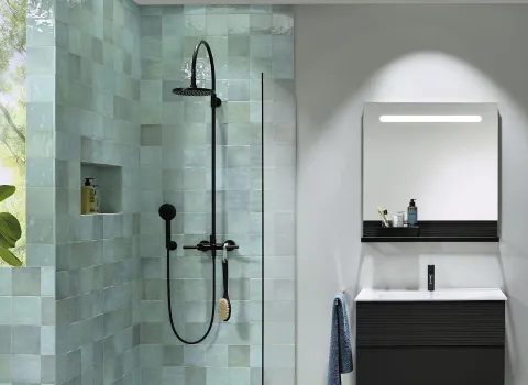 Hochwertiges Badezimmer mit großen Leuchtspiegel.