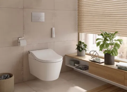 Komfortables Dusch-WC von TOTO neben Fensterbank.