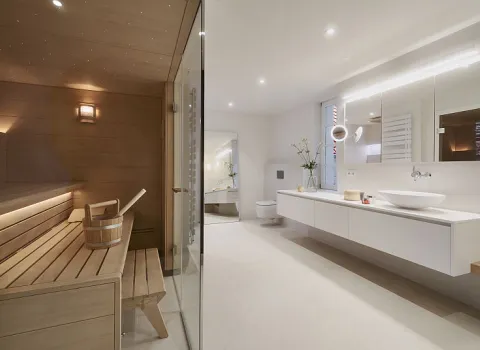 Helles Badezimmer mit integirerter Sauna.