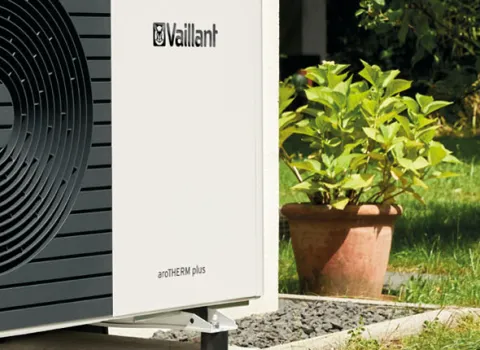 Bild einer aroTHERM plus Wärmepumpe von Vaillant.