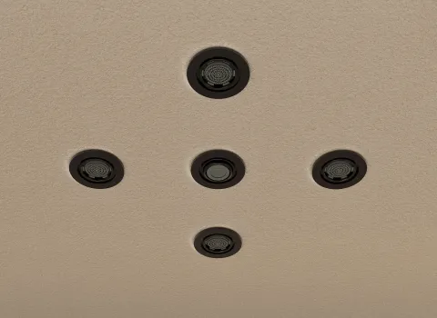 Fünf in die Decke eingelassene Duschdüsen der Serie Frattini Waterdot sind symmetrisch in Form eines Kreuzes angeordnet.