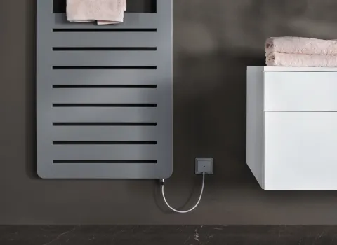 Elektrischer Heizkörper Page EO von Bemm an der Steckdose angeschlossen.