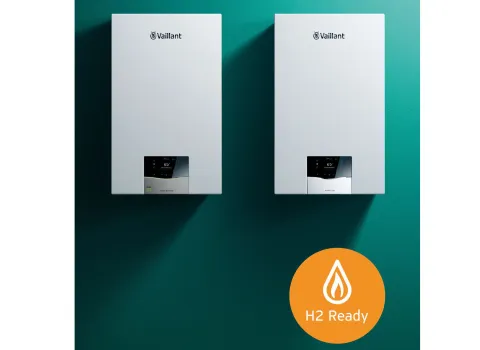 Gasbrennwertgeräte ecoTECT exclusive und ecoTEC plus von Vaillant vor grünen Hintergrund.