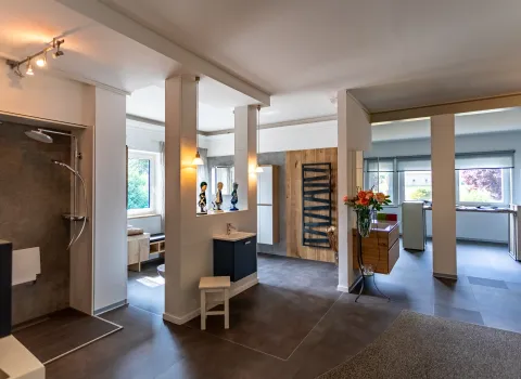 Moderne Badausstellung mit Waschplatz, Dusche und Badmöbeln bei Fischer Bad & Heizung.
