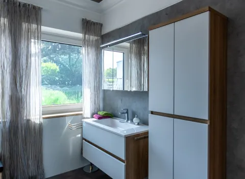 Moderner Waschplatz mit Badmöbeln und Spiegelschrank in der Badausstellung.