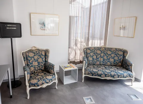 Gemütlicher Empfangs- und Wartebereich im Showroom von Fischer Bad & Heizung.