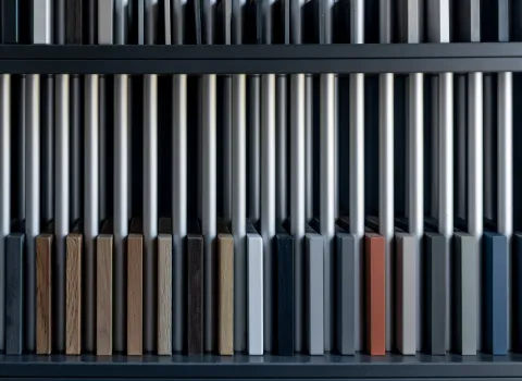 Material- und Farbmuster für die individuelle Badgestaltung im Showroom.