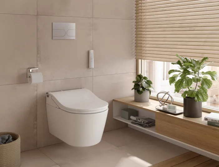 Komfortables Dusch-WC von TOTO neben Fensterbank.