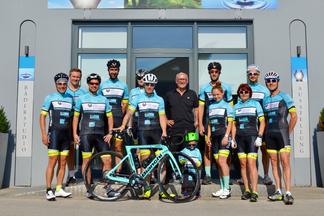 Fahrrad Truppe vor dem Eingang von Fischer Haustechnik