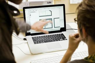 Zwei Menschen vor einem Computer