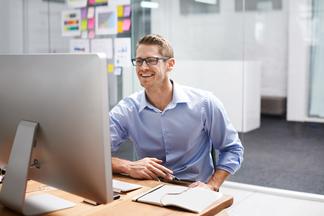 Bewerbung_Profil_Büro_Telefon_Mann