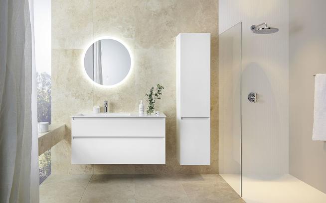 Waschtisch, kreisrunder Spiegel und Hochschrank der Kollektion Lin20 von burgbad