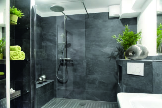 Geräumige Dusche mit Sitzgelegenheit