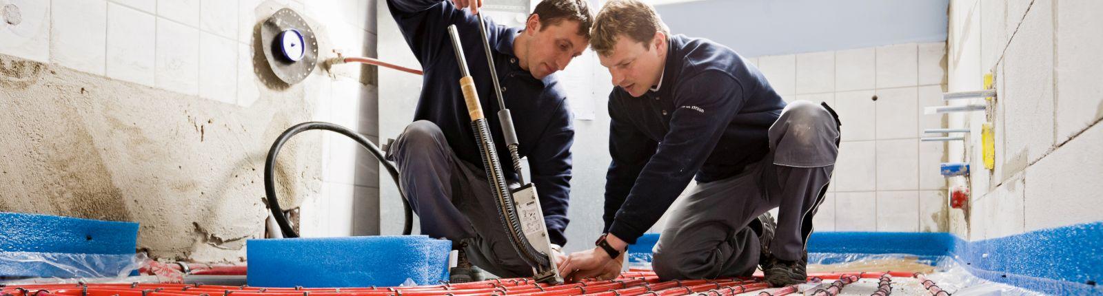 blue_handwerk_03_11_S7P1916_monteure_rgb_header_1600x430