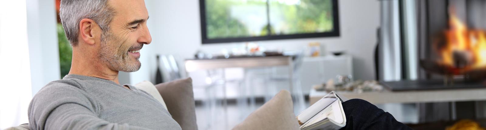 Mann in Wohnsituation