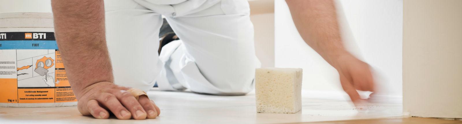 Fliesenleger bei der Arbeit