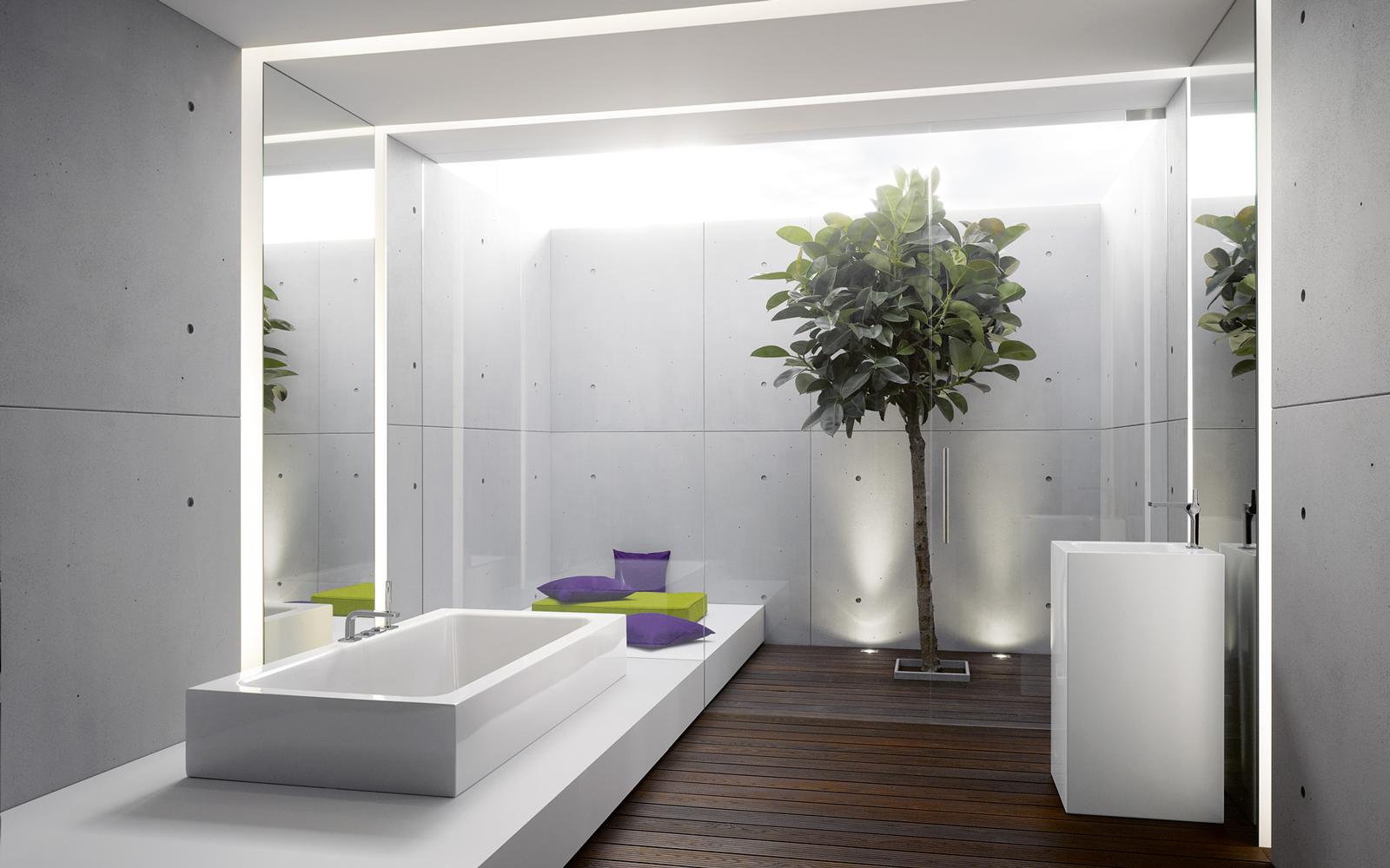 Badezimmer schlicht mit Wanne und Wandbleuchtung