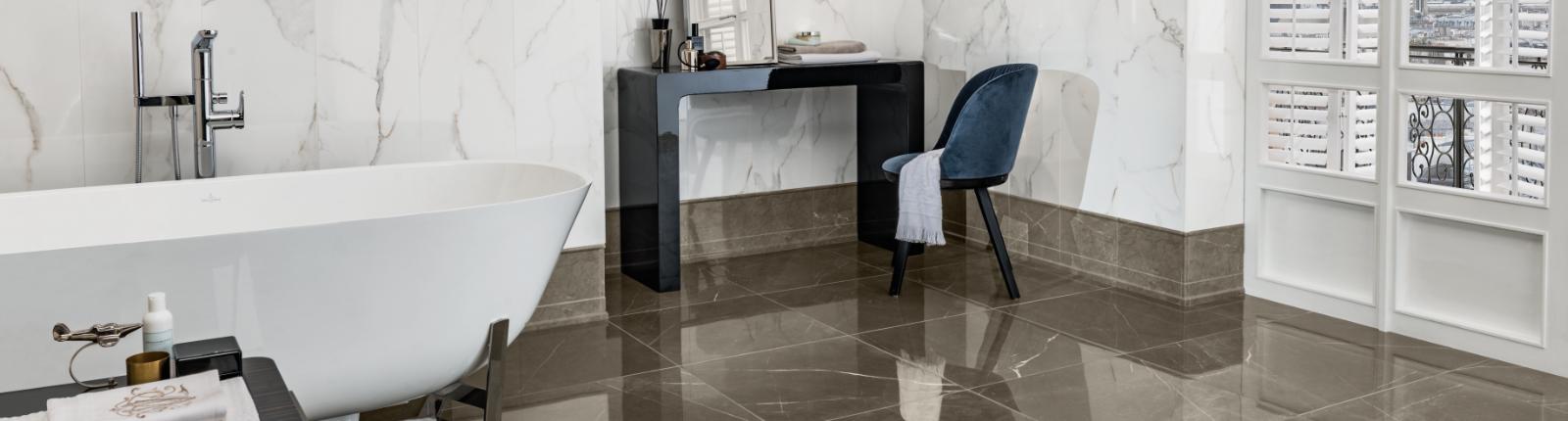 Natursteinbad in Marmoroptik