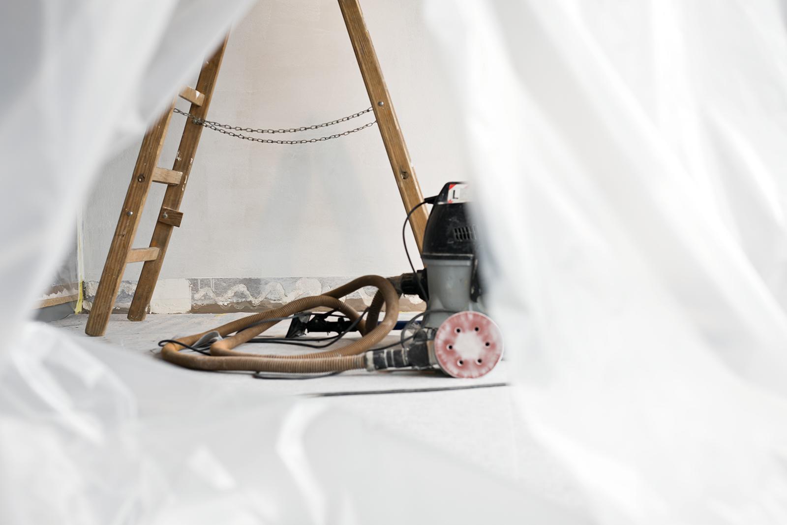 Baustelle mit Plane abgedeckt