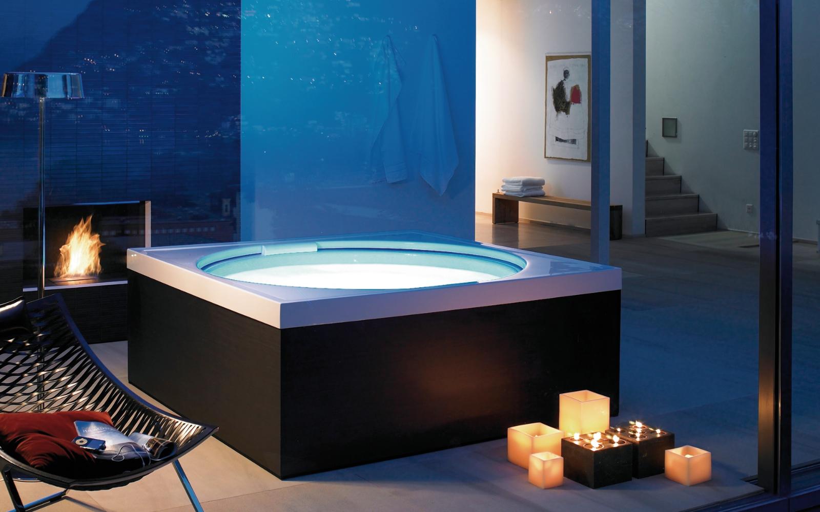 Whirlwanne vor dem Kamin im Kerzenschein