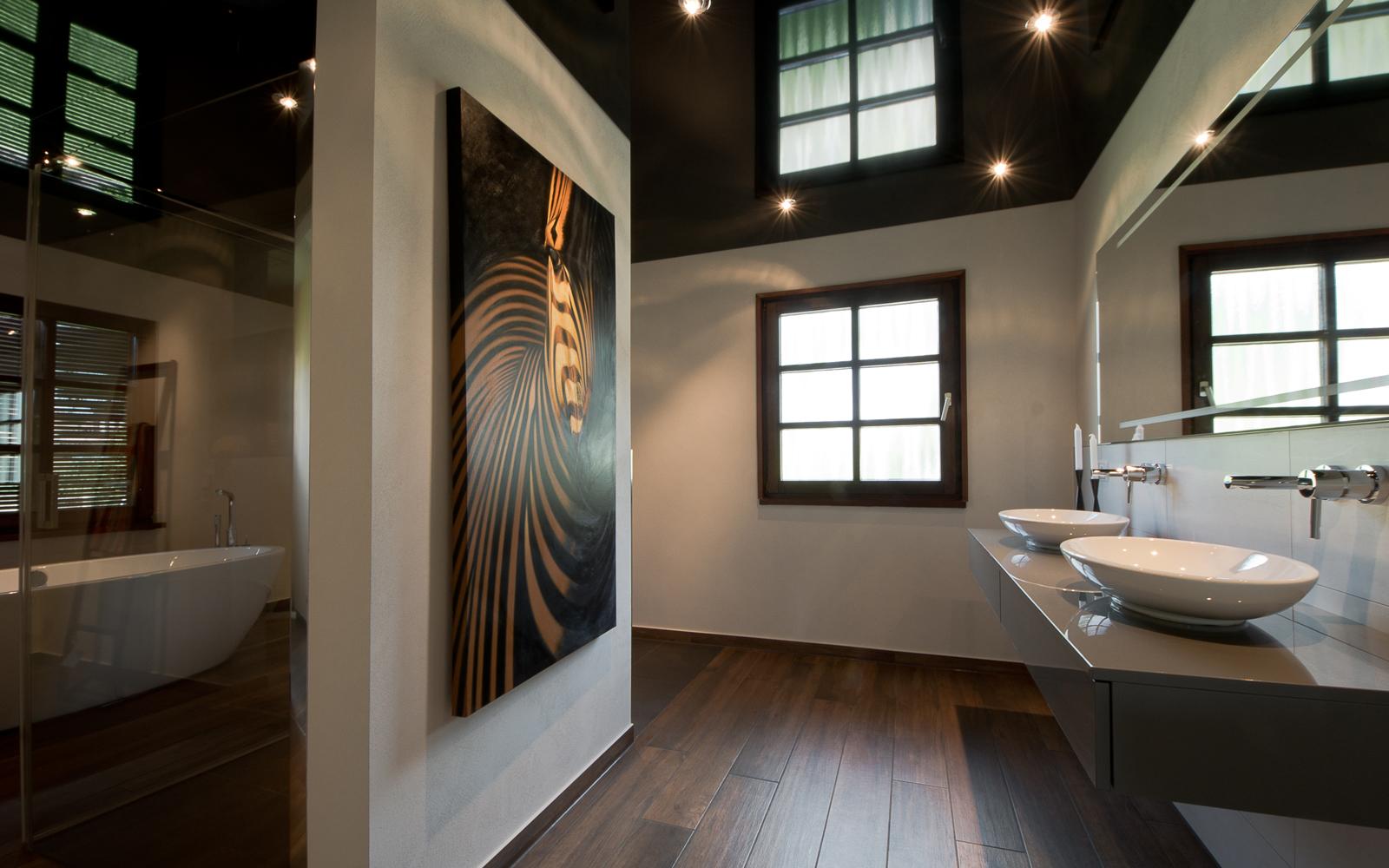 Badezimmer mit Lackspanndecke