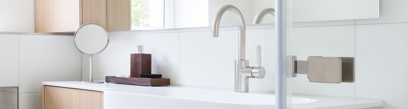 Waschtisch in weiß mit silberner Armatur