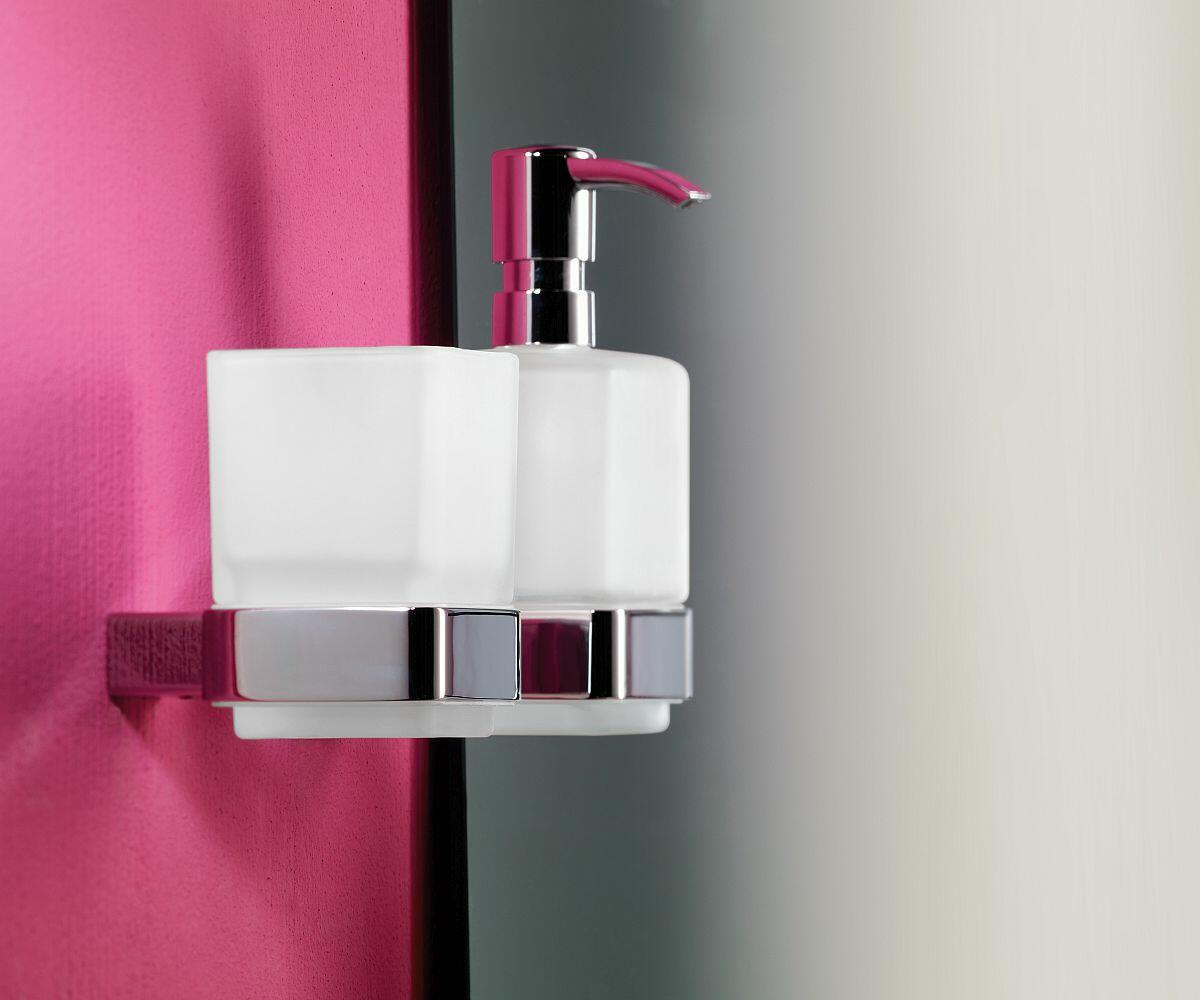 Flüssigseifenspender vor rosa Wand