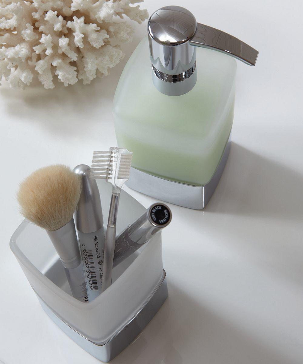 Glashalter und Flüssigseifenspender der Serie loft von Emco